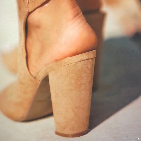 🩷🩷NEW!🩷🩷Tan Faux Suede/Cut Out Wrap Bootie Sandal - Picture 7 of 9